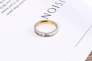 Détail d'une bague en titane plaqué or 18 carats avec gravure Forever Love et zircon