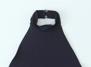 Détail du col montant dos nu avec fermeture à double bouton sur robe longue sans manches