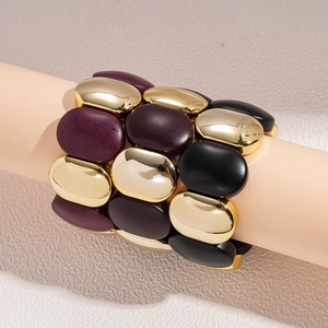 Bracelet élastique chic avec perles ovales dorées, violettes et noires sur support