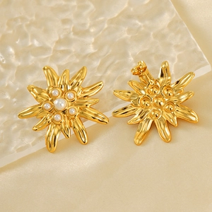 Boucles d'oreilles fleuries dorées à l'or 18 carats avec perle centrale pour femme