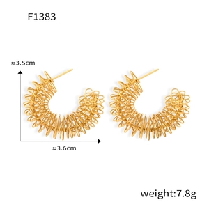 Détail montrant les dimensions et le poids des boucles d'oreilles spirales dorées