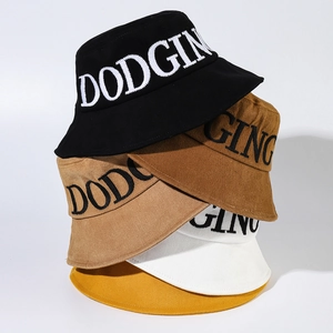 Pile verticale de bobs en coton en cinq couleurs avec broderie 3D DODGING