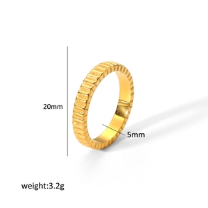 Detailed size specifications for 18K gold stainless steel ring with striped texture