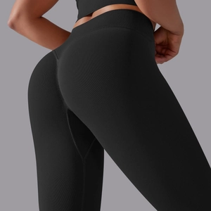 Detail der nahtlosen Rippstruktur und High-Waist Scrunch-Butt Design an schwarzen Yoga-Leggings