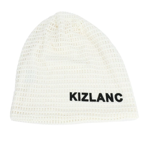 Close-up of white knit mesh beanie featuring a black KIZLANC logo patch for summer wear