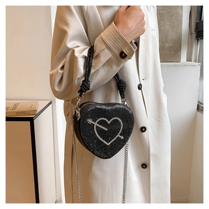 Dettaglio della borsa a tracolla a forma di cuore con motivo a freccia in strass
