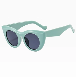 Detailansicht der modischen mintgrünen Cat-Eye-Sonnenbrille mit breitem Rahmen