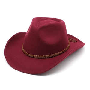 Détail de vue de dessus d'un chapeau de cow-boy en feutre rouge avec bande en cuir