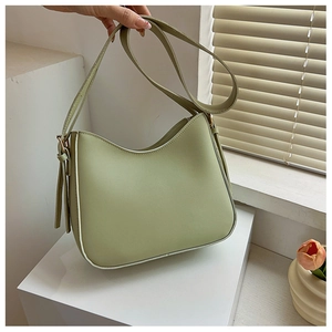 Détail du sac hobo vert clair avec bandoulière réglable et cuir PU lisse de qualité