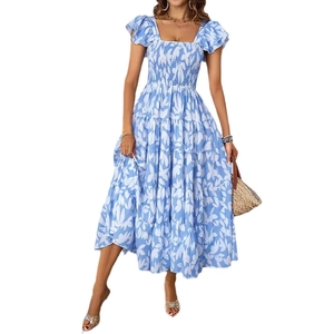 Robe d'été bohème bleu clair à fleurs avec col carré et manches à volants