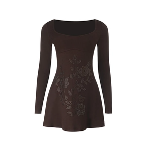 Détail du motif floral en strass sur la robe courte moulante marron à manches longues