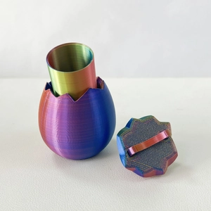 Detailansicht eines schillernden 3D-Druck-Ostereibehälters mit Sterndeckel in Farbverlauf