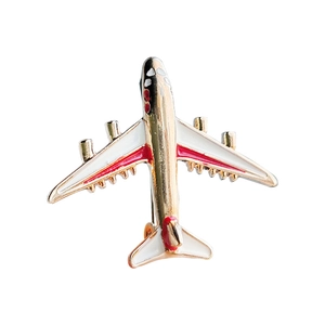 Fashionable airplane enamel brooch pin made of golden alloy with white and red finish