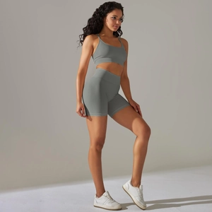 Détail de l'ensemble de yoga côtelé gris-vert avec brassière à fines brides et short
