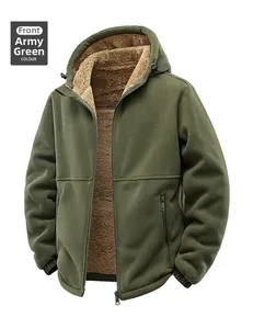 Detail der armeegrünen Fleecejacke mit dickem braunem Futter aus Lammfellimitat