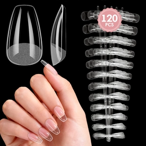 Vue macro de faux ongles trapèze longs transparents avec texture fine sans couture