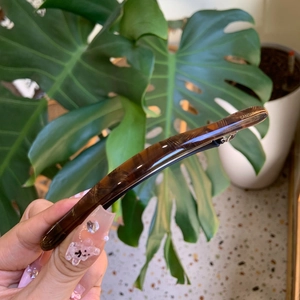 Vintage tortoiseshell hair claw clip with glossy finish for elegant women hairstyles