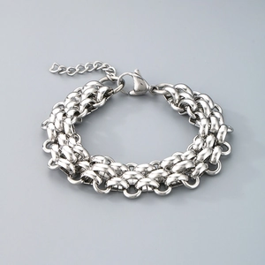 Dettaglio del bracciale a catena multistrato argento con chiusura a moschettone robusta