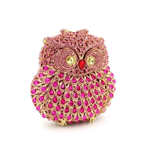 Détail de strass roses sur la pochette de soirée de luxe en forme de chouette