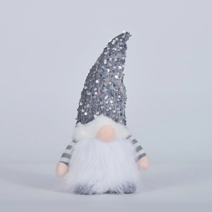 Détail d'un gnome de Noël avec un bonnet à paillettes grises et une barbe en fausse fourrure