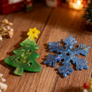 Pendentifs sapin et flocon en résine avec paillettes et détails d'étoiles sur bois