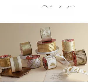 Détail de rubans de Noël avec sapins dorés et motifs de flocons pour l'emballage de cadeaux