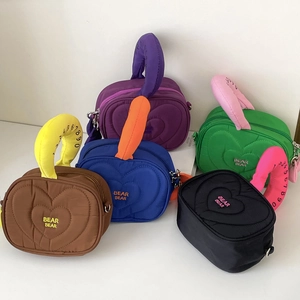 Collezione di borse trapuntate con motivo a cuore e manici numerati in vari colori vivaci