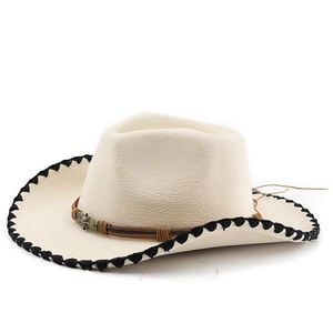 Chapeau de cowboy beige avec bordure cousue noire et bande en cuir avec badge rétro