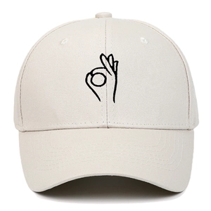 Casquette de baseball en coton beige avec broderie noire du geste OK sur fond blanc
