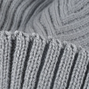 Bonnet d'hiver en maille côtelée grise avec tissu acrylique épais et texture thermique