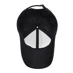 Vue intérieure de casquette de baseball noire avec plaque de support blanche