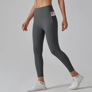 Detail van een high-waist yogabroek met functionele zijzak voor een smartphone