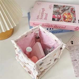 Cesta de almacenamiento acolchada con flores para cosméticos y accesorios de maquillaje