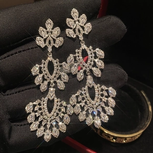 Boucles d'oreilles pendantes fleurs en argent avec zircons brillants en taille marquise