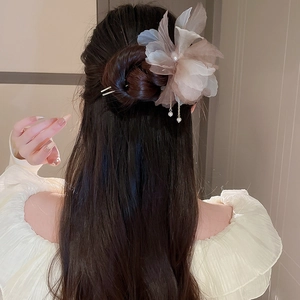 Détail de l'épingle à cheveux fleur en perles avec de longs glands dorés soyeux