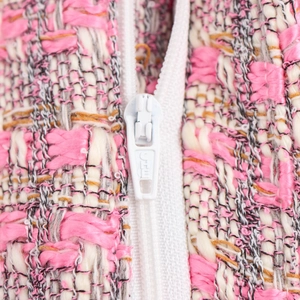 Pantalon large en tweed rose avec fermeture éclair blanche et détail du logo CHE
