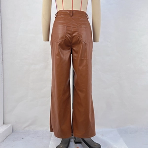 Detailansicht der braunen PU-Lederhose mit hoher Taille und zwei aufgesetzten Gesäßtaschen