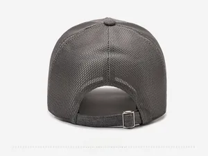 Vue arrière détaillée de la casquette filet gris foncé avec boucle en métal argenté