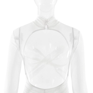 Détail du haut en maille blanche avec boutons perlés et grand dos ouvert sur un mannequin