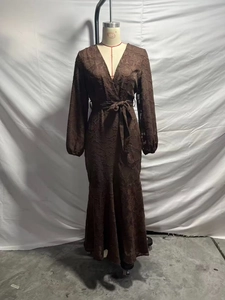 Vue détaillée de la robe marron à col en V avec texture jacquard et ceinture assortie