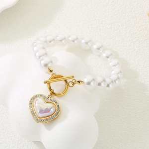 Détail du bracelet perles avec pendentif cœur, fermoir OT doré et strass scintillants