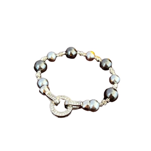Elegant beaded bracelet with grey and black pearls featuring a silver pavé zircon clasp