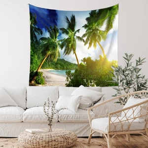 Détail d'une tapisserie de plage tropicale suspendue au-dessus d'un canapé dans un salon