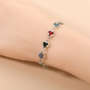 Bracelet femme en acier inoxydable orné de breloques en cristal coloré en forme de cœur