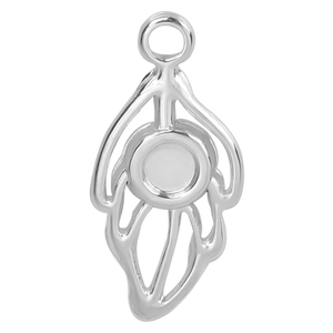 Macro shot of silver hollow dreamcatcher pendant with central circular setting detail