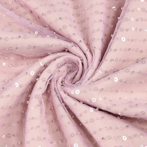 Détail du tissu en mesh rose avec perles argentées et paillettes pour robe de soirée