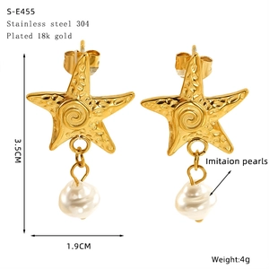 Detail of 18k gold plated starfish earrings with imitation pearl and dimensions 3.5x1.9cm