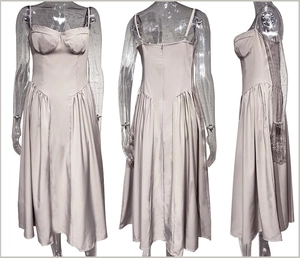 Vue en trois angles d'une robe longue en satin champagne avec buste plissé et fines bretelles