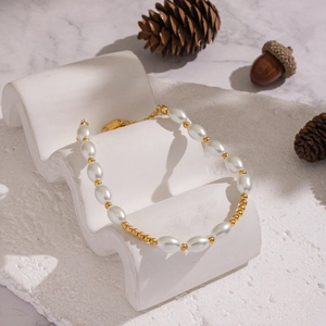 Bracelet élégant en perles avec détails en acier inoxydable doré 18K et chaîne réglable