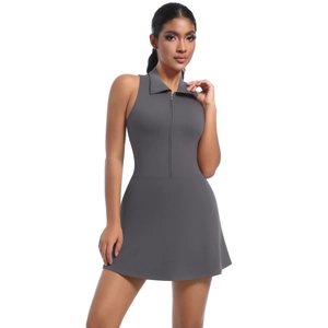 Gros plan d'une robe de tennis sport gris anthracite avec col polo et fermeture zippée